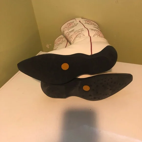 ADAMS white boots almost like new white leather with a great design - - Picture 5 of 5